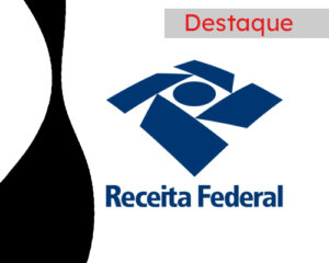 Arte em tons de branco, preto, azul e vermelho. No canto superior direito há a descrição da editoria Destaque. No centro há o logo da Receita Federal. A matéria trata da tributação de rendimentos provenientes de apostas e jogos online