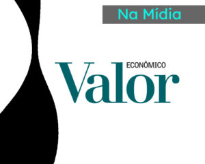 Imagem em tons de branco e preto. No canto superior direito há indicação da editoria Na Mídia. No centro da imagem, há a logo do jornal Valor Econômico.